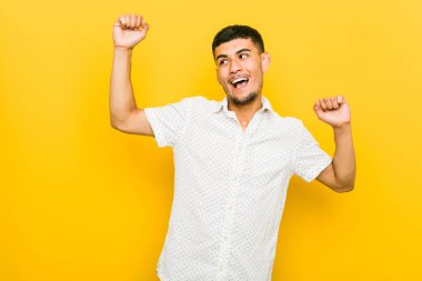 Genç İspanyol adam özel bir gün kutluyor, atlar ve enerji ile kollarını yükseltmek.