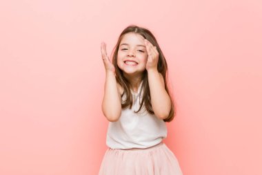 Prenses giyen küçük kız çok neşeli gülüyor. Mutluluk kavramı.