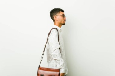 Genç İspanyol rahat iş adamı sola bakıyor, yanlara poz.