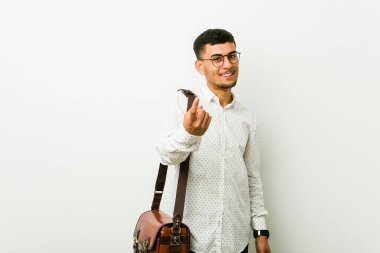 Genç İspanyol rahat iş adamı size parmak ile işaret sanki davet yakın gelmek.