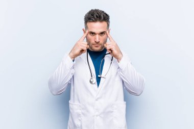 Genç yakışıklı doktor adam bir görev üzerinde duruldu, baş işaret işaret forefingers tutarak.