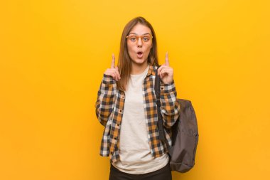 Genç öğrenci kadın bir şey göstermek için işaret şaşırttı