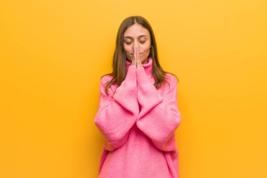 Genç modern kadın çok mutlu ve kendinden emin dua