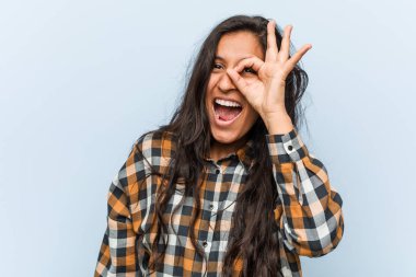 Genç serin hintli kadın göz ok jest tutmak heyecanlı.