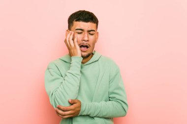 Genç İspanyol spor adam sızlanan ve disconsolately ağlıyor.