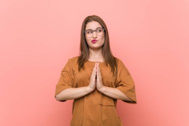 Gözlük takan genç öğrenci kadın akılda plan yapıyor, bir fikir kuruyor.