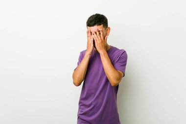 Genç İspanyol adam korkmuş ve sinirli parmakları ile göz kırpma.