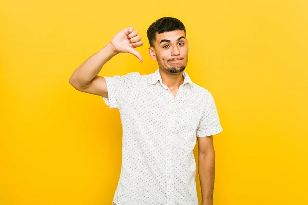 Joven Hispano Mostrando Gesto Aversión Pulgares Hacia Abajo Concepto Desacuerdo — Foto de Stock