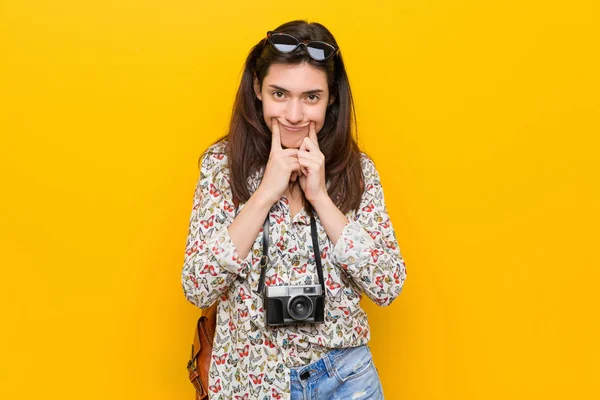 Junge Brünette Reisende Frau Zweifelt Zwischen Zwei Optionen — Stockfoto