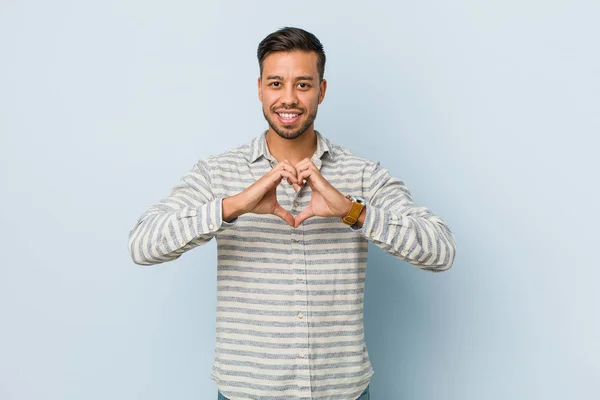 Joven Hombre Filipino Guapo Sonriendo Mostrando Una Forma Corazón Con —  Fotos de Stock