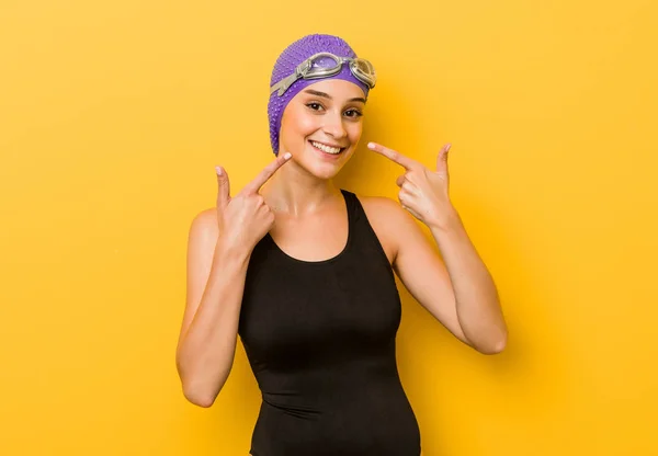Giovane Nuotatrice Donna Caucasica Sorride Puntando Dito Verso Bocca — Foto Stock