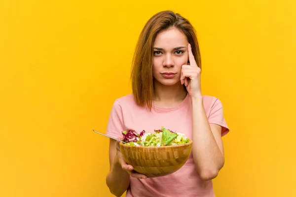 Young Healthy Woman Holding Salad Pointing Her Temple Finger Thinking — Stock Photo, Image