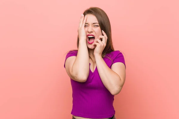 Mulher Hispânica Jovem Contra Uma Parede Rosa Choramingando Chorando Desconsoladamente — Fotografia de Stock
