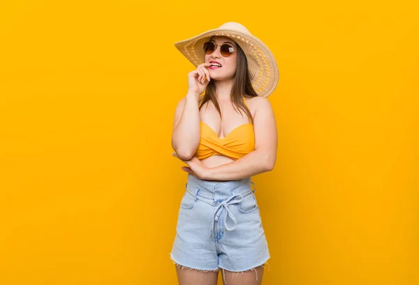 Mulher Caucasiana Jovem Usando Chapéu Palha Olhar Verão Relaxado Pensando — Fotografia de Stock