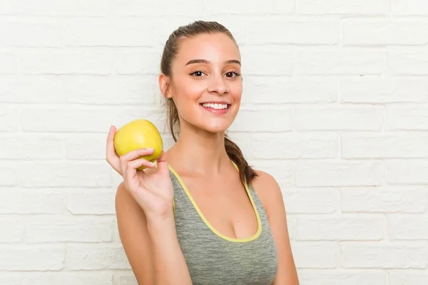 Junge Kaukasische Sportliche Frau Mit Einem Apfel Der Hand — Stockfoto