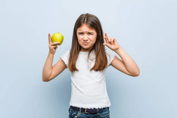 Piccola Ragazza Caucasica Che Tiene Mano Una Mela Verde Incrociando — Foto Stock