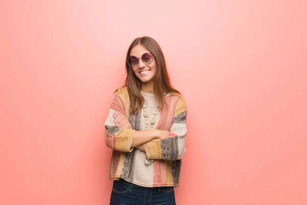 Junge Hippie Frau Auf Rosa Hintergrund Mit Verschränkten Armen Lächelnd — Stockfoto