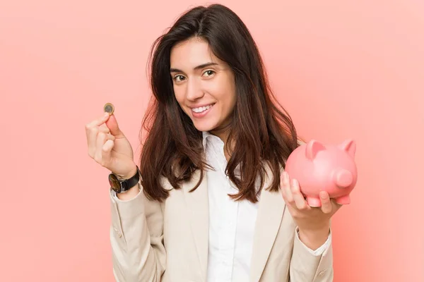 Joven Mujer Caucásica Sosteniendo Una Alcancía — Foto de Stock