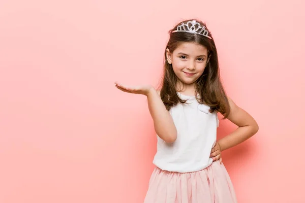 Маленька Дівчинка Образі Принцеси Показує Простір Копіювання Долоні Тримає Іншу — стокове фото