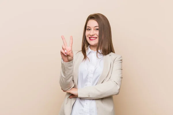 Jovem Mulher Negócios Mostrando Número Dois Com Dedos — Fotografia de Stock