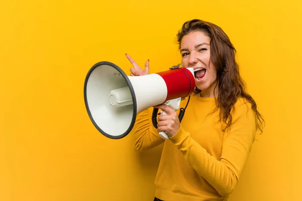 Jonge Europese Vrouw Met Een Megafon Glimlachend Vrolijk Wijzend Met — Stockfoto