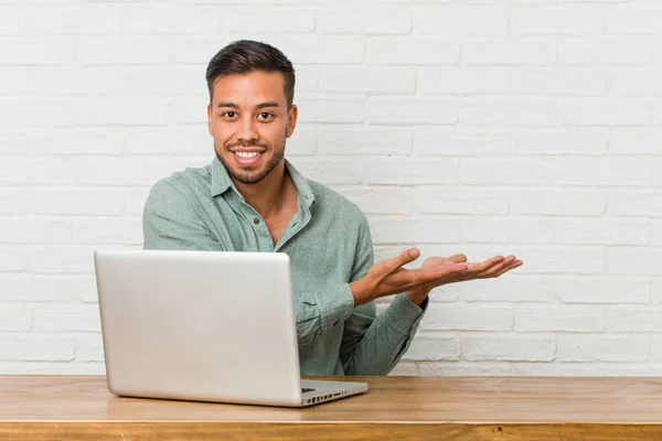 Jovem Filipino Homem Sentado Trabalhando Com Seu Laptop Segurando Espaço — Fotografia de Stock