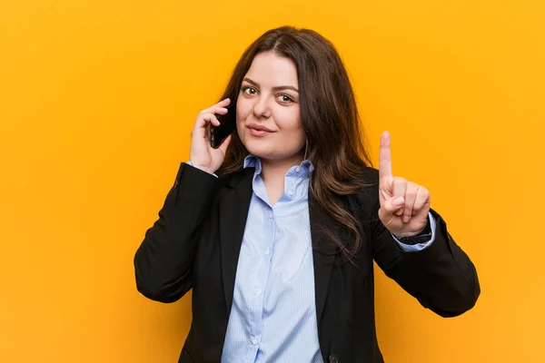 Jovem Curvilínea Size Mulher Negócios Segurando Telefone Mostrando Número Com — Fotografia de Stock