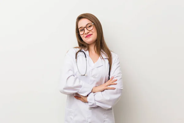Beyaz Bir Duvara Karşı Genç Doktor Kadın Gülüyor Eğleniyor — Stok fotoğraf
