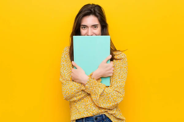 Joven Mujer Caucásica Sosteniendo Algunos Cuadernos —  Fotos de Stock