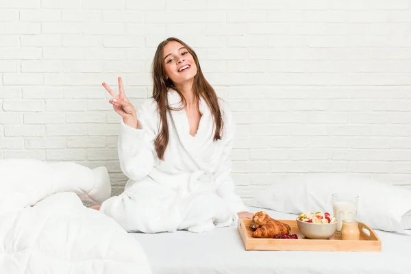 Jonge Blanke Vrouw Het Bed Vreugdevolle Zorgeloze Tonen Een Symbool — Stockfoto