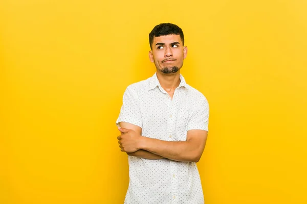 Jovem Hispânico Cansado Uma Tarefa Repetitiva — Fotografia de Stock