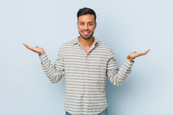 Joven Hombre Filipino Guapo Hace Escala Con Los Brazos Siente — Foto de Stock