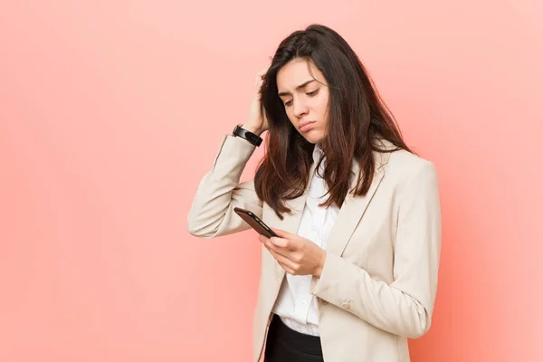 Joven Mujer Caucásica Hablando Por Teléfono —  Fotos de Stock