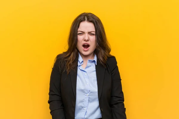 Junge Size Kaukasische Geschäftsfrau Schreit Sehr Wütend Und Aggressiv — Stockfoto