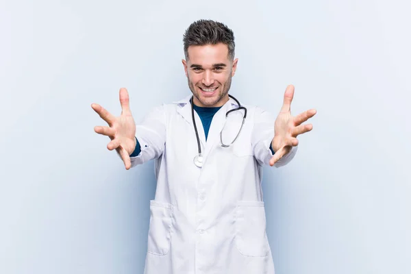 Jovem Bonito Médico Homem Sente Confiante Dando Abraço Câmera — Fotografia de Stock