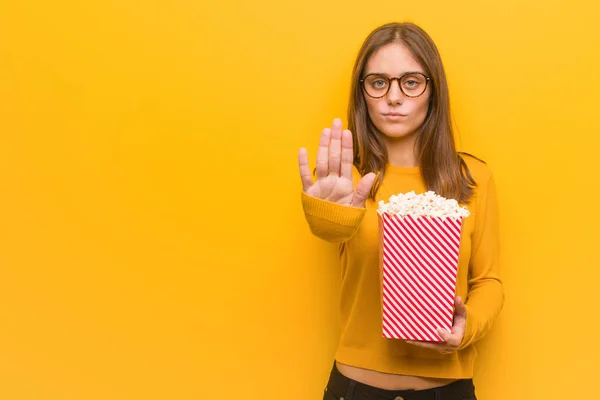 Young Pretty Caucasian Woman Putting Hand Front She Eating Popcorns — Stock Photo, Image