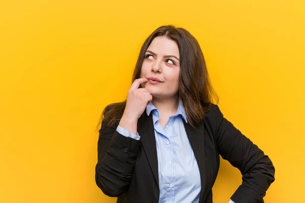 Jeune Femme Affaires Caucasienne Taille Regardant Latéralement Avec Une Expression — Photo