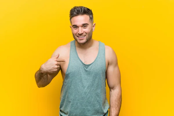 Young Fitness Man Yellow Background Person Pointing Hand Shirt Copy — Stockfoto