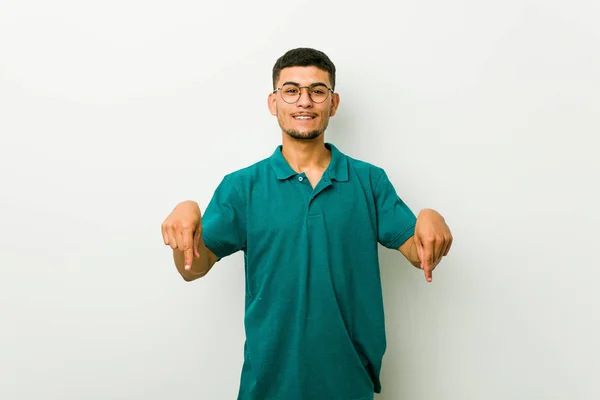 Junger Hispanischer Mann Zeigt Mit Den Fingern Nach Unten Positives — Stockfoto