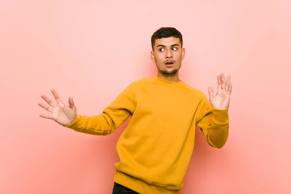 Jeune Homme Hispanique Choqué Par Danger Imminent — Photo