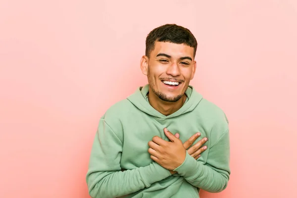Молодой Латиноамериканец Смеется Держа Руки Сердце Понятие Счастья — стоковое фото
