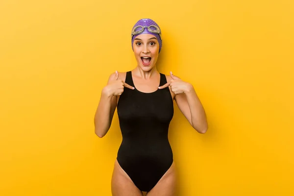 Giovane Nuotatrice Donna Caucasica Sorpreso Puntando Con Dito Sorridendo Ampiamente — Foto Stock