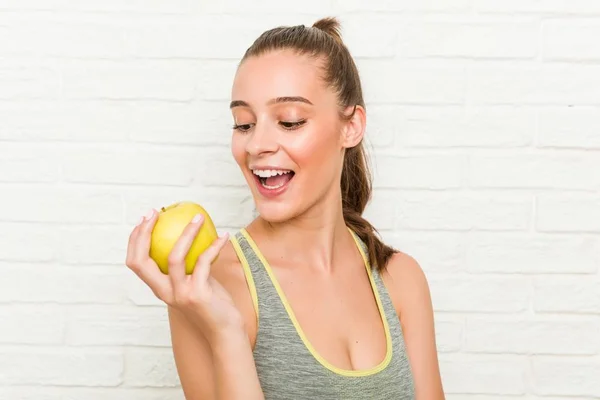 Giovane Donna Sportiva Caucasica Possesso Una Mela — Foto Stock