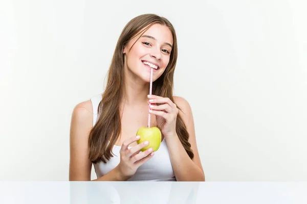 Giovane Donna Caucasica Che Beve Una Mela Con Una Cannuccia — Foto Stock