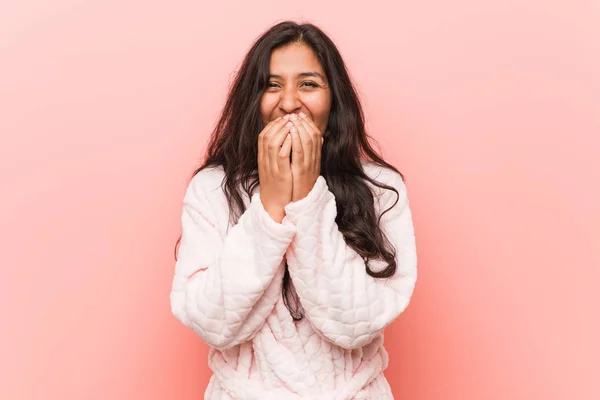 Mujer India Joven Con Pijama Riéndose Algo Cubriendo Boca Con —  Fotos de Stock