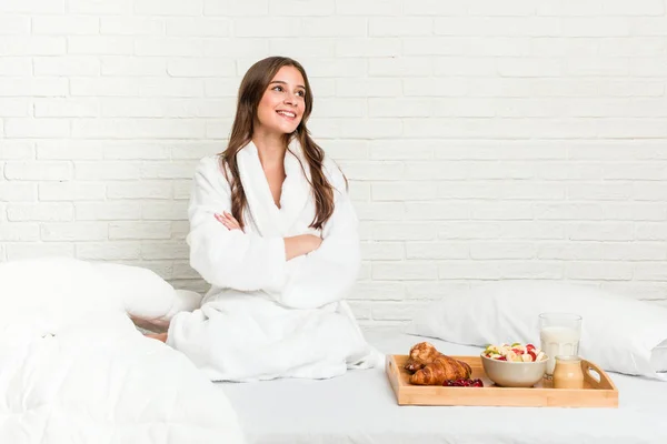 Jonge Blanke Vrouw Het Bed Glimlachend Zelfverzekerd Met Gekruiste Armen — Stockfoto