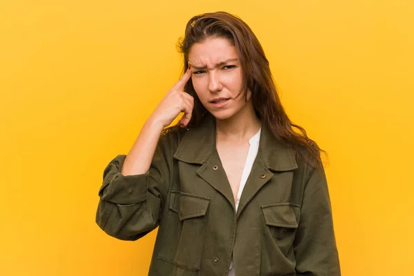 Jovem Mulher Europeia Isolada Sobre Fundo Amarelo Mostrando Gesto Decepção — Fotografia de Stock