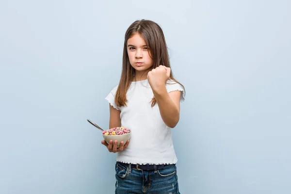 Mała Kaukaski Dziewczyna Trzyma Miskę Zbóż Pokazując Pięść Aparatu Agresywny — Zdjęcie stockowe