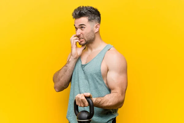 Caucásico Hombre Sosteniendo Bumbbell Morder Las Uñas Nervioso Muy Ansioso — Foto de Stock