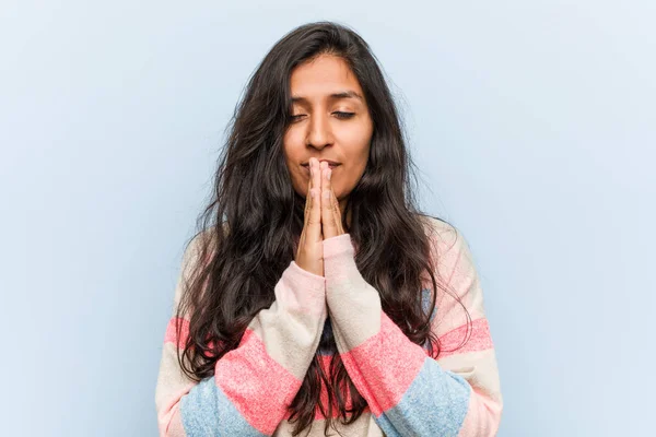 Jonge Mode Indiase Vrouw Houden Handen Bidden Buurt Van Mond — Stockfoto